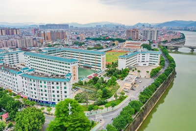 梅江河畔的美丽校园