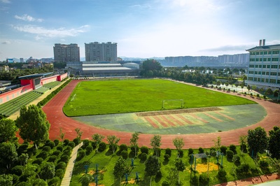 学校拿云运动场全景