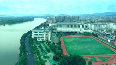 学校科技楼、足球场俯视图全景